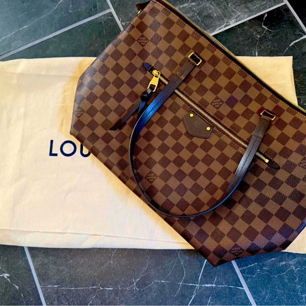 Authentic Louis Vuitton Iena mm